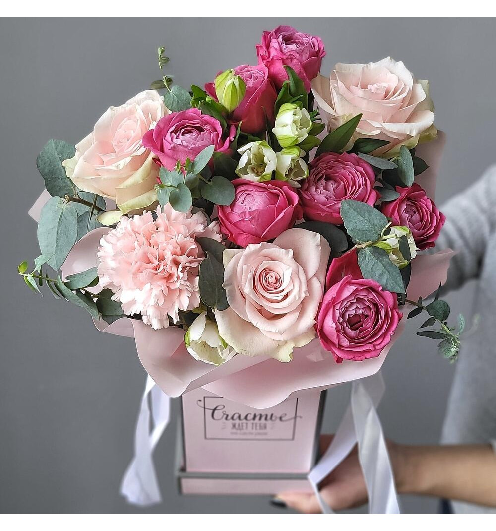 Композиция с розами, пионовидными кустовыми розами и альстромерией