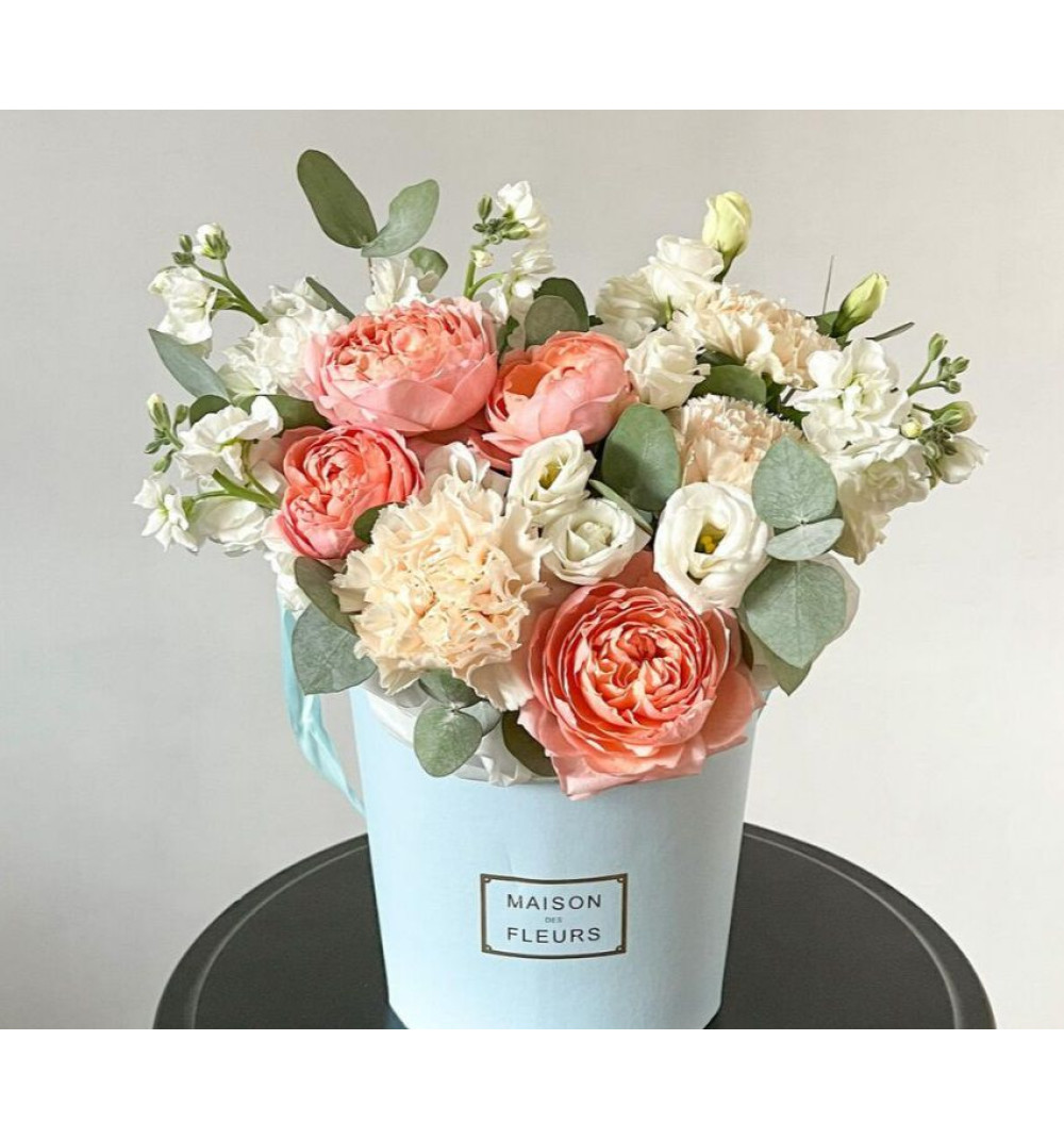 Композиция с персиковыми пионовидными розами и маттиолой.